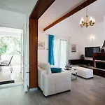 Doris Villa *