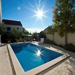Doris Villa *