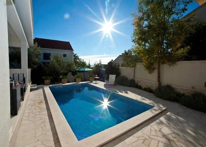 Doris Villa *