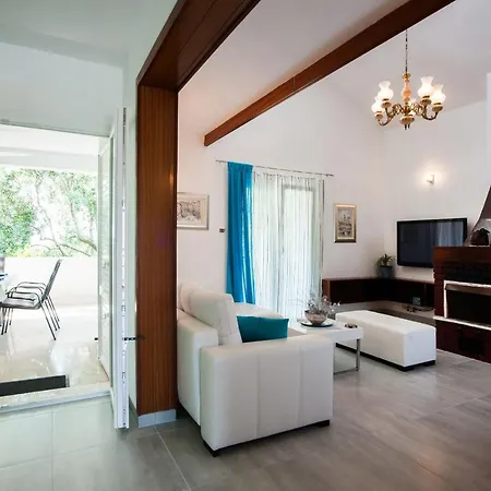 Doris Villa *