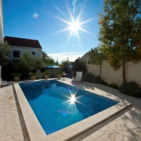 Doris Villa *