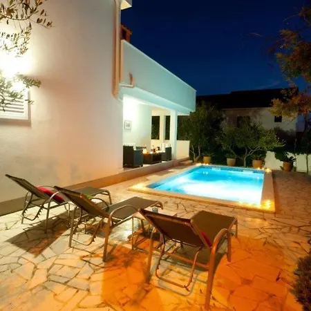 Doris Villa *